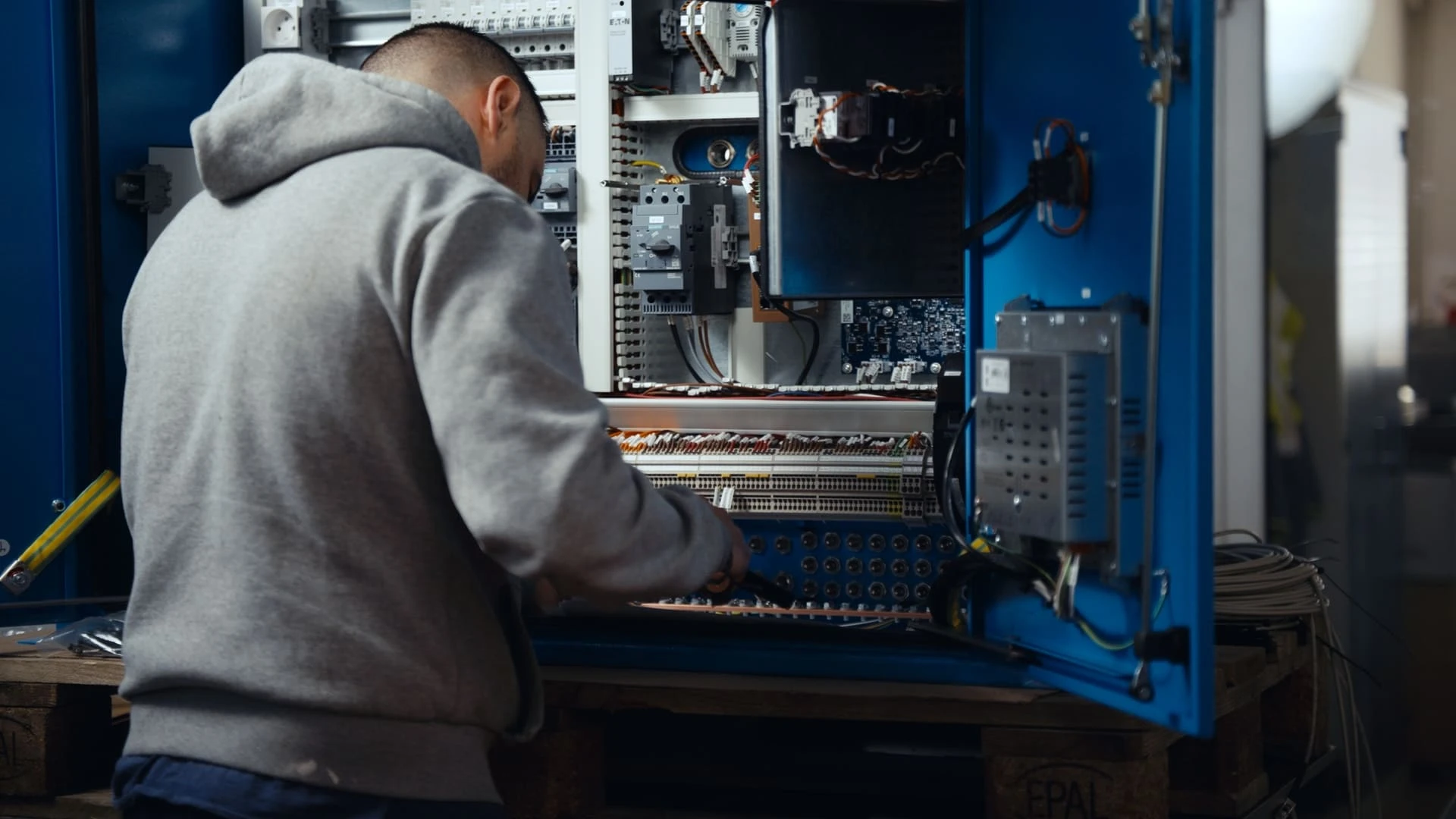 Technicien travaillant sur une armoire &eacute;lectrique