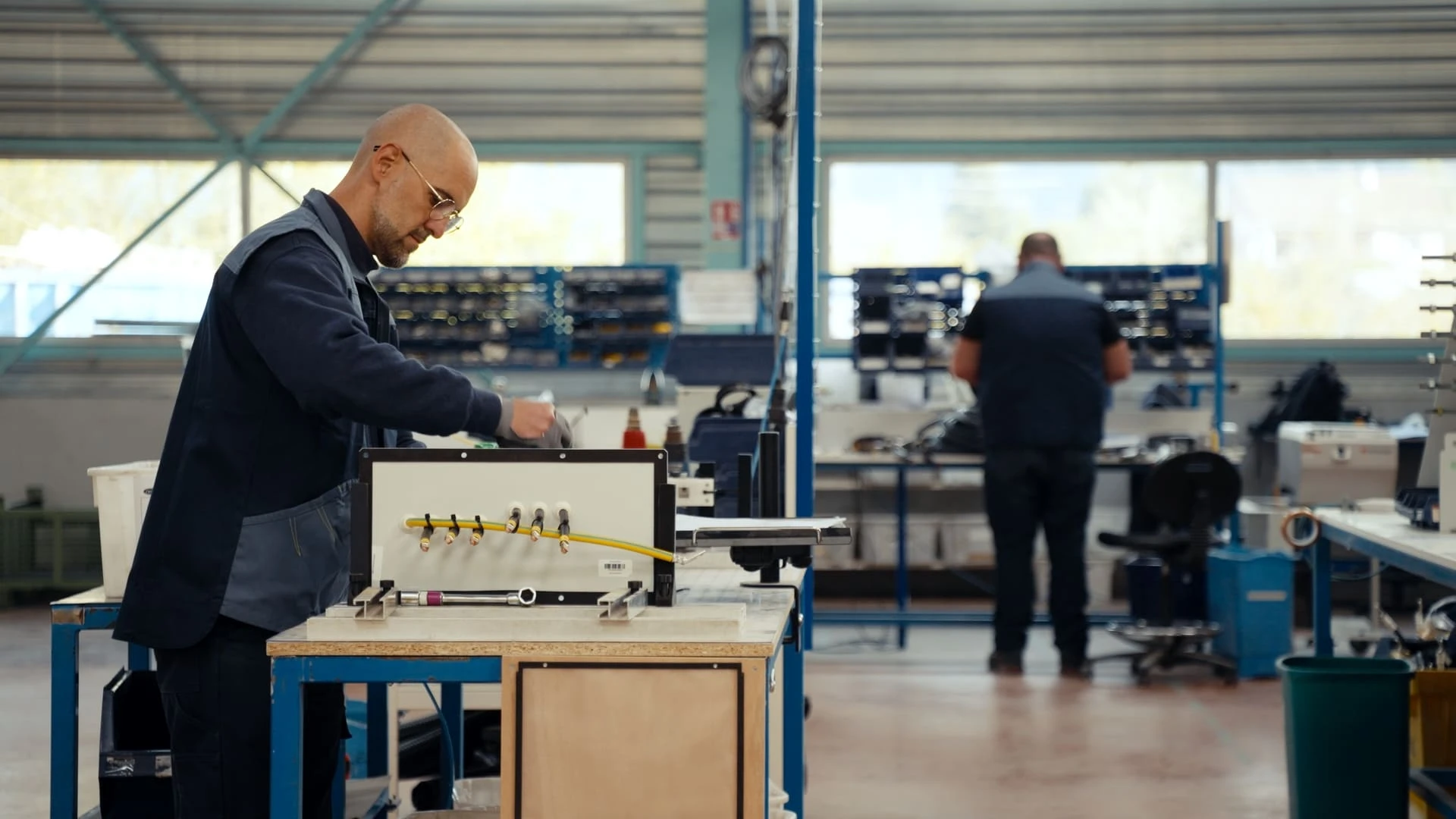 Techniciens travaillant sur coffret électrique Techniciens travaillant sur coffret électrique
