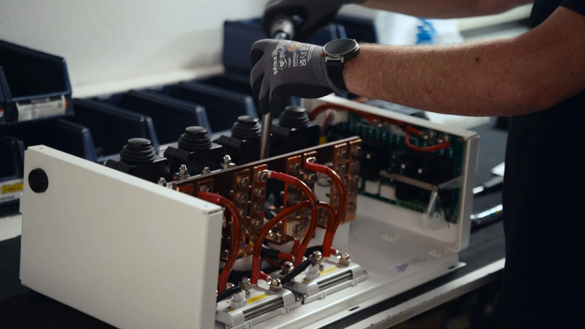 Montage et assemblage d'un coffret &eacute;lectrique