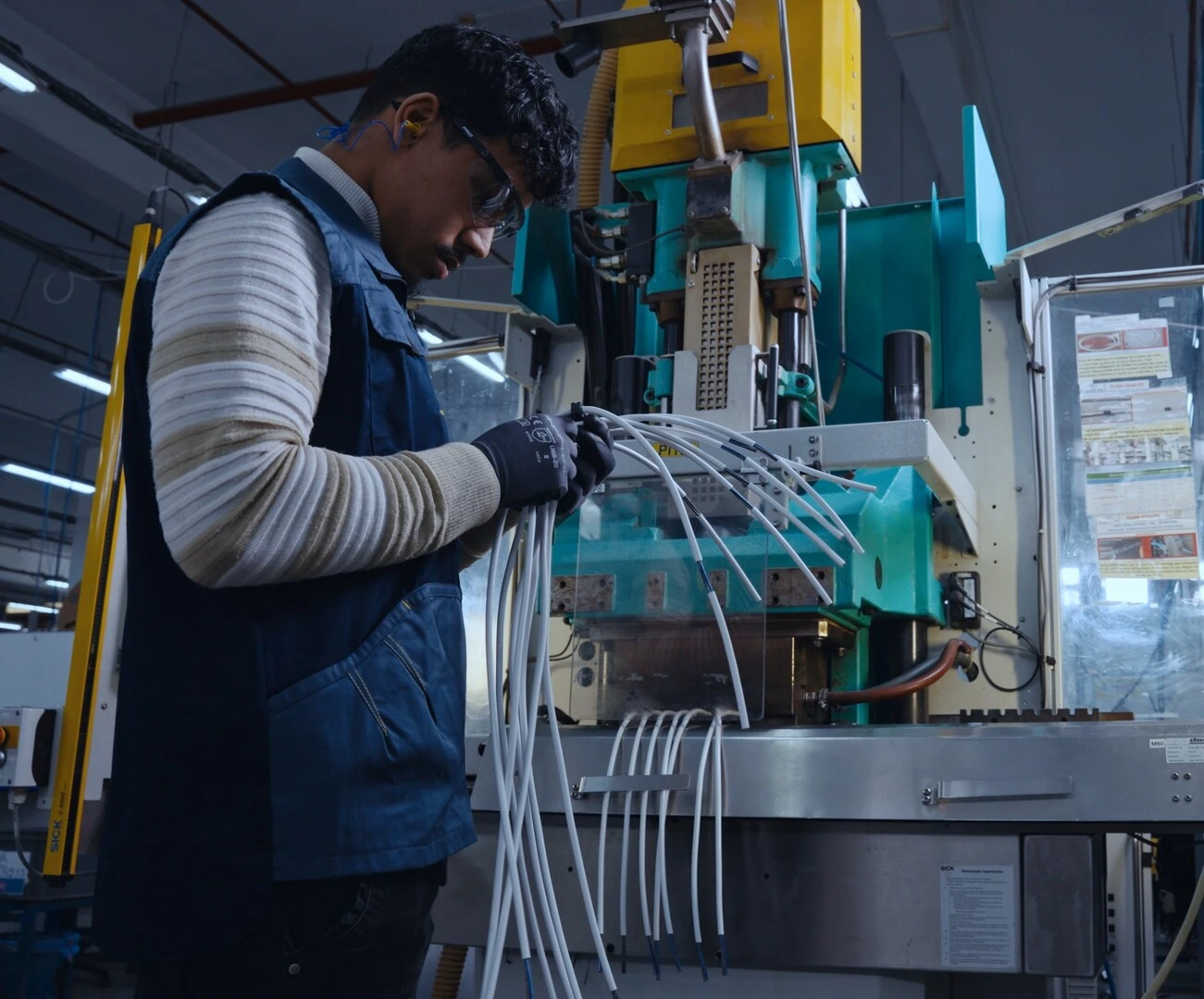 Apprenti en production sur machine de surmoulage Apprenti en production sur machine de surmoulage