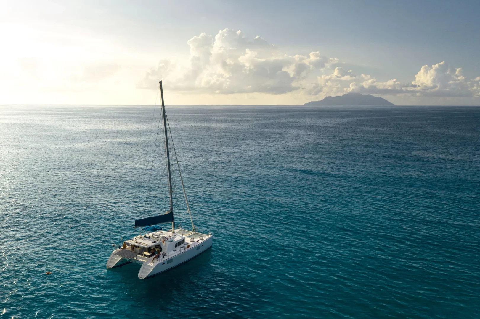 Un catamaran en train de naviguer