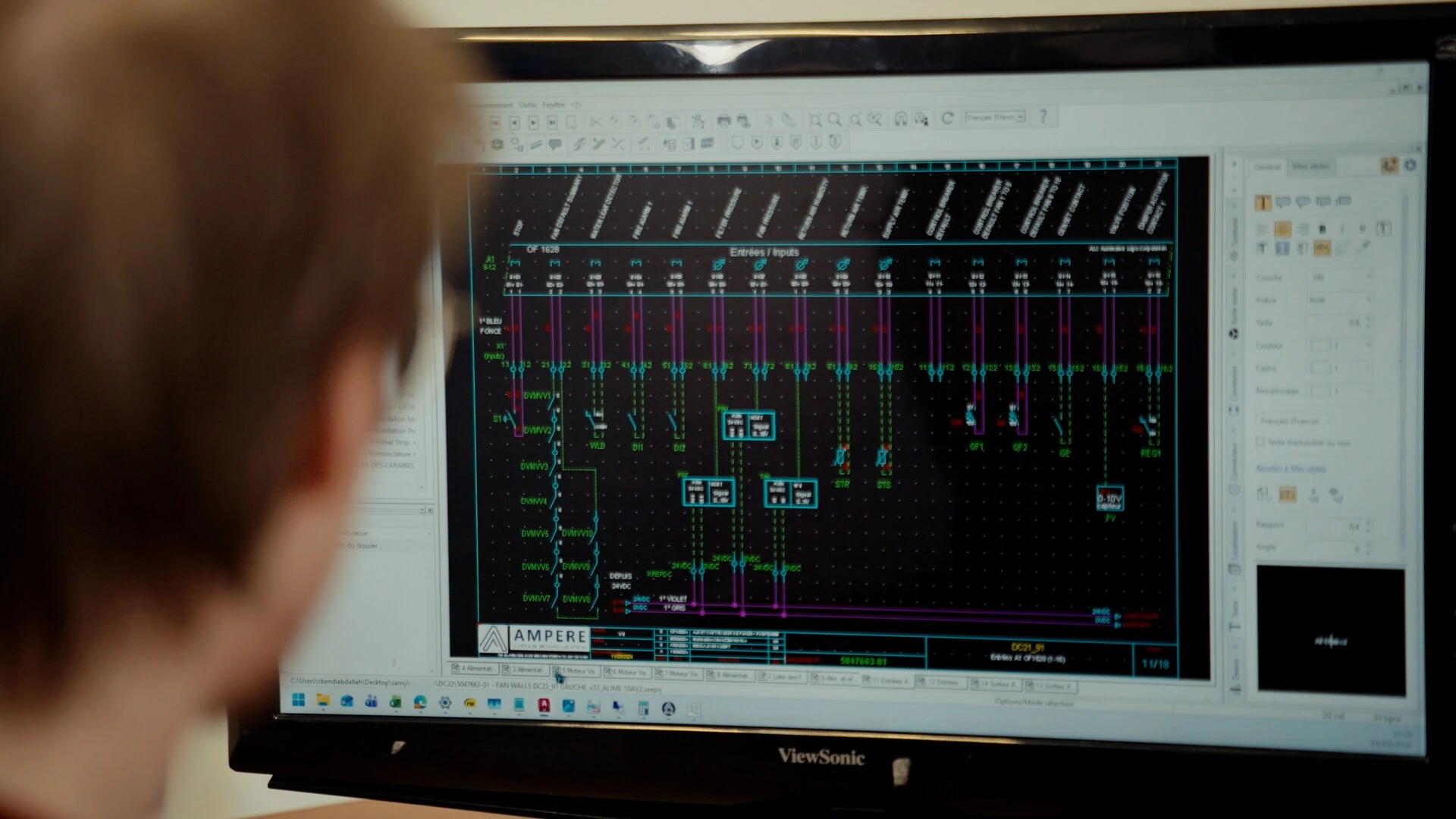 Technicien bureau d'&eacute;tudes travaillant sur sch&eacute;ma &eacute;lectrique